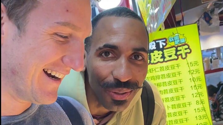 滋滋冒油的烤苕皮，歪果仁说有墨西哥卷饼的味道