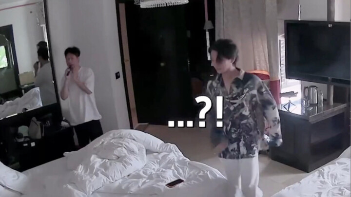 ฮงจีซู | ยังไม่คุ้นเคยกับรุ่นพี่เท่าไร แต่กลับแย่งเสื้อรุ่นพี่มาใส่ ใส่เสื้อสีน้ำเงินเข้าไป ออกมาเป็