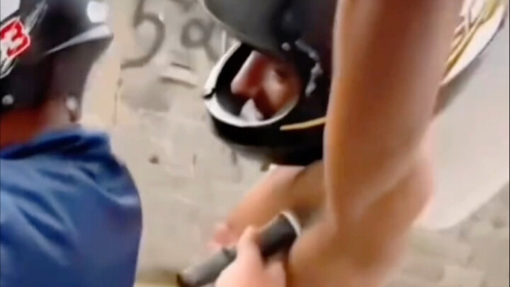 แกล้งหัวเราะซะหน่อย!! ยากจัง! ฮ่าๆๆๆ!!