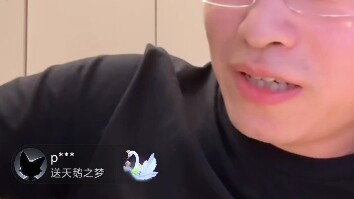 Tian Can Tu Dou wrote words in his first live broadcast, teasing Dou Qi Hua Ma...