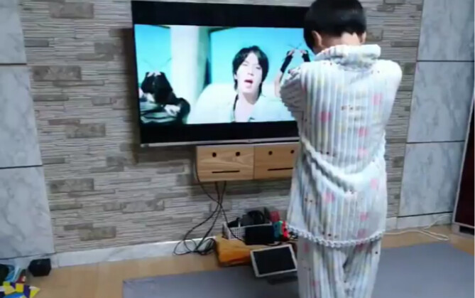 【BTS】انظر إلى الأطفال الصغار، ثم انظر إلى نفسك =)