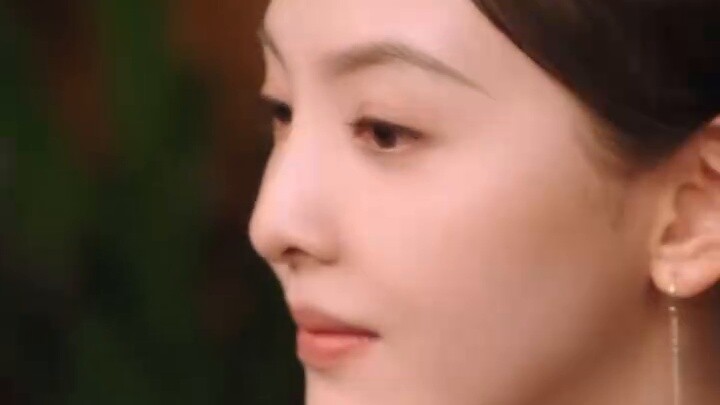LOL! Some people say that these two people in the same frame give off a dull feeling. Their eyes are
