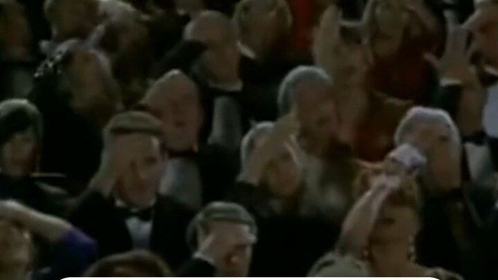 Netizen: Kayaknya Tuhan juga ngasih makan buat lo, ya! Abang: Makan apa? Netizen: Makanan penjara...