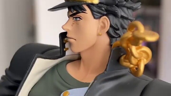 I bought the Jotaro figure that comes with the Araki line