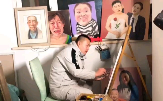 Aku cuma bisa melukis diriku sendiri di malam hari! Siangnya aku selalu melukis orang lain, hmph! Ta