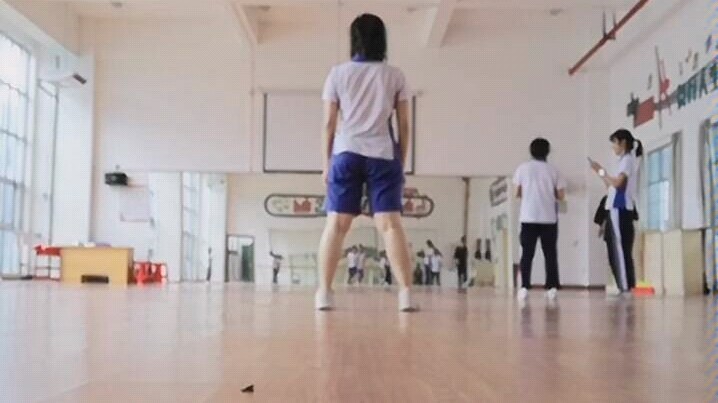 Female high school student dances shamefully in the dance studio to kill this love