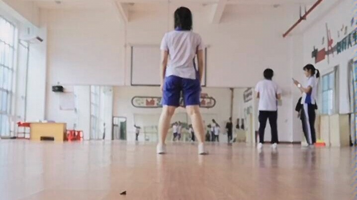 Female high school student dances shamefully in the dance studio to kill this love