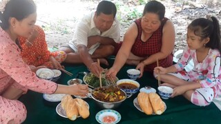 Món Vịt Xào Lăn Chấm Bánh Mì Ăn Ngoài Vườn Thiệt Mát| TKQ & Family T576