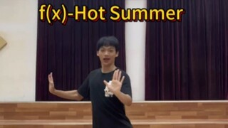Wah, aku lihat Victoria menari lagu "Hot Summer" lagi! Kalian akar K-pop-ku! Bunga-bunga periwinkle 