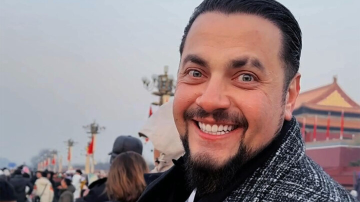 Sudah 10 tahun tinggal di Tiongkok, baru kali ini menyaksikan upacara pengibaran bendera! Sungguh me