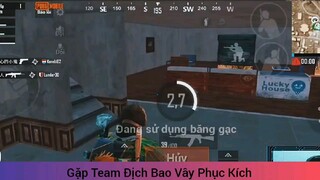 Gặp team địch bao vây