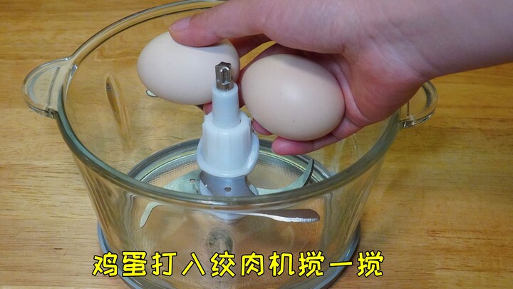 Telur dimasukkan ke dalam penggiling daging lalu diaduk, setelah matang langsung jadi satu hidangan 