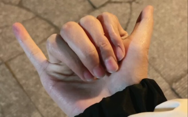 The weather is getting cold, I want to buy a pair of gloves