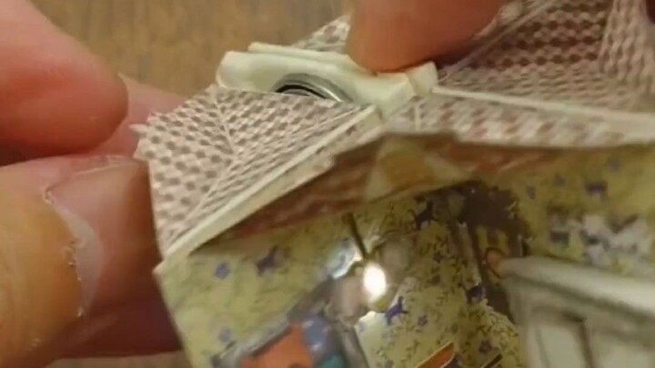 A top-tier female celebrity is about to marry a bank clerk, but neither of them knows!