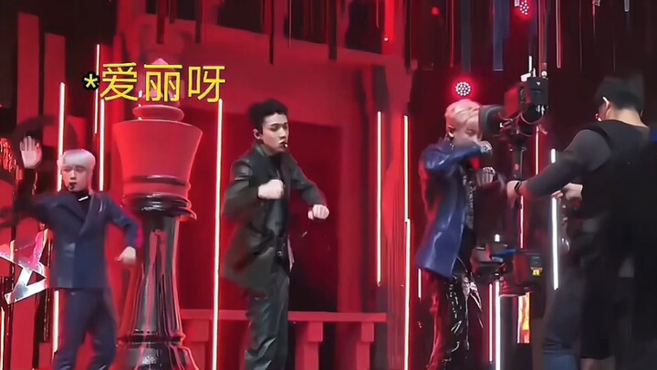 [Bian BXH] Even when the camera isn’t rolling, he’s still enthusiastically waving hello.