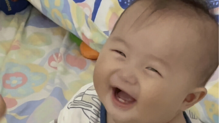 Cô ấy có một ông bố siêu giỏi điểm huyệt cười, vui quá đi mất!!