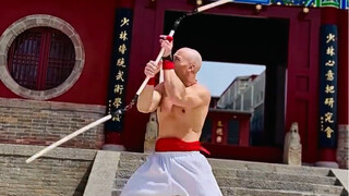 三节棍，攻势可远可近，舞动似游龙，软硬兵器兼之