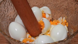 My grandma secretly gave me the recipe. The older generation is really good at eating. Garlic and eg