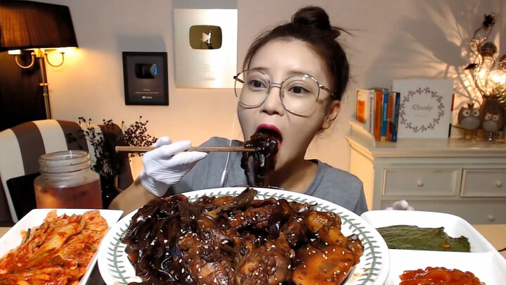Dorothy多萝西吃自制酱油炖鸡，手抓着大口吃，吃得满嘴都是油！
