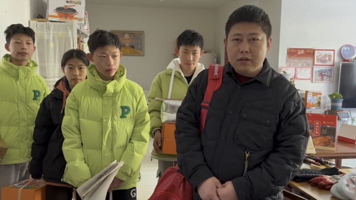 32岁的大哥带15岁的四胞胎弟弟妹妹去丈母娘家是种什么样的感受？哈哈