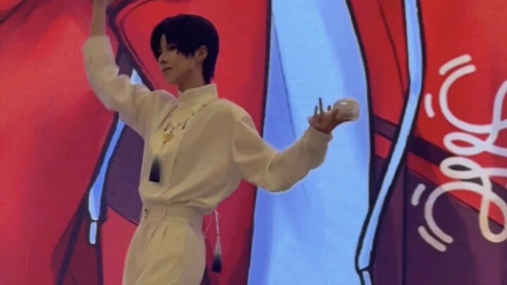 Yu Wenzhou, can you please take away your broken fan when you dance?