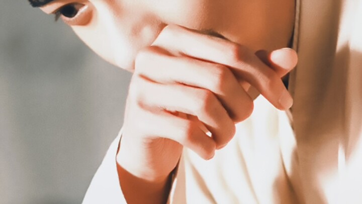 “This is His Royal Highness the Crown Prince peeling crabs for me.”