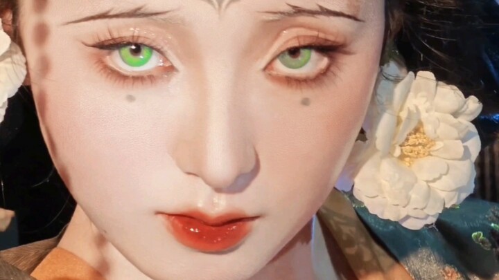 Dân mạng bảo là cảm giác như Thúy Ngọc đã hóa yêu rồi.