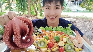 ตำผลไม้รวม กุ้งหมึกทาโกะ ไข่เค็ม ..