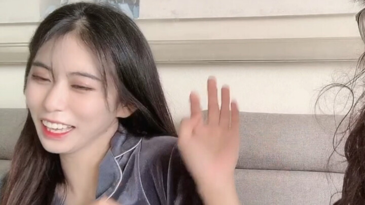 عندما يصبح صديقك الصدوق فجأة أفضل صديقة لك! الأصدقاء مخيفون للغاية！！！！