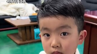 Một người có lông mày sắc nét và đôi mắt sáng, người kia thì hài hước. Một bà mẹ đã chia sẻ bức ảnh 