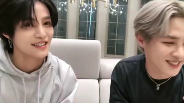 On Chinese Line, Lelê calls Brother Kun during the livestream, while Renjun frantically texts Yangya