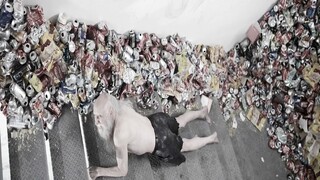 Người đàn ông mắc kẹt trong cầu thang vòng suốt 35 năm, sống qua ngày nhờ mì ăn liền, mãi đến già mớ