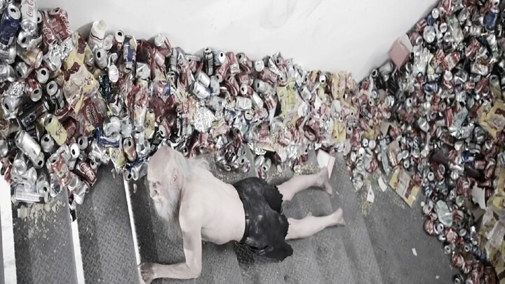 Người đàn ông mắc kẹt trong cầu thang vòng suốt 35 năm, sống qua ngày nhờ mì ăn liền, mãi đến già mớ