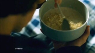 男孩在吃饭时发现了一件可怕的事，继母竟在自己的粥里下"