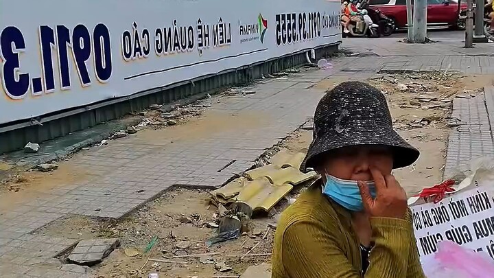 cô lớn tuổi mưu sinh mỗi ngày với nem chia ..