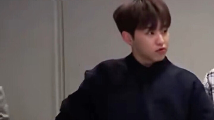 Đội trưởng vũ đạo tỉ mỉ hoàn thiện màn nhảy tập thể với dàn dao của riêng mình.