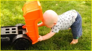 Try Not To Laugh Challenge with Funny Baby's Outdoor Moments - Peachy Vines