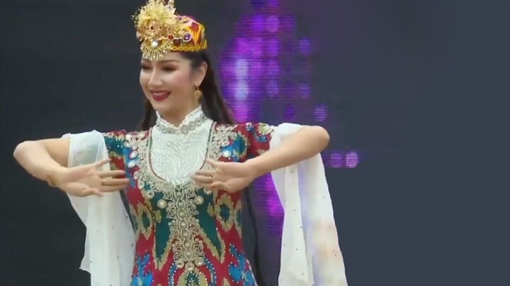 Uyghur Dance - Chirayliq Gülüm (Chinese-English Subtitles)