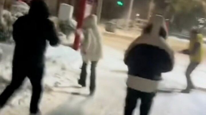 Shocking: Late at night after a heavy snowfall, a little southerner was brutally chased and beaten b