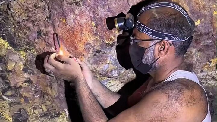 Công nhân đã áp dụng một phương pháp truyền thống để kích nổ vỉa than