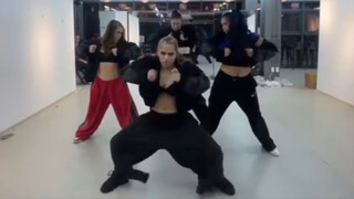 AG SQUAD เผยแพร่คลิปวิดีโอท่าเต้นของชนชั้นกลาง