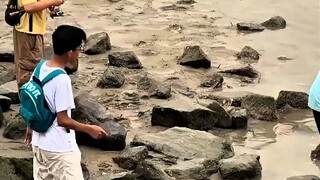 男孩组队在海边钓了三条鱼，拿去和烤肠店老板换七根烤肠