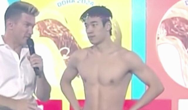 Phan Triển Lạc phô diễn tiếng Anh, dùng trạng thái “đã đọc nhưng trả lời bừa” để đáp lại câu hỏi của
