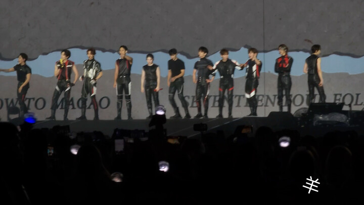 Yang lebih hebat daripada panggung bernyanyi tanpa musik adalah menari sambil berkolaborasi dengan n