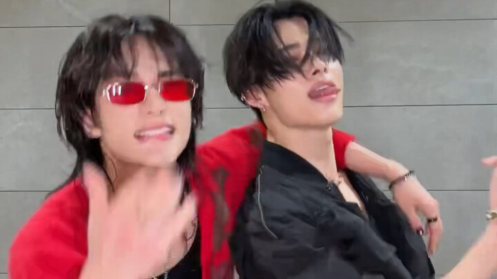 They’re such great dancers!! ENHYPEN’s Riki Nishimura and Stray Kids’ Hyunjin take on the “ChkChkBoo