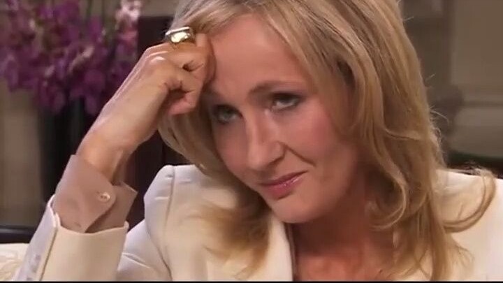 Saya hampir tidak bisa bereaksi melihat kecepatan Rowling dalam mengemudi.