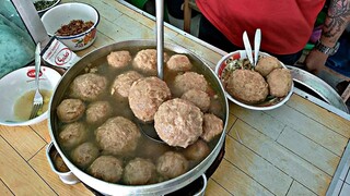 SEUKURAN KEPALA BAYI CUMA 15 RIBU ??? BAKSO BERANAK JUMBO PAK KADIR - kuliner gresik