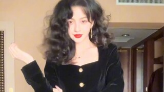 قوة الإطلالة ذات الشعر الأسود والشفاه الحمراء على الطراز الهونغ كونغي، من يفهمها حقًا!!