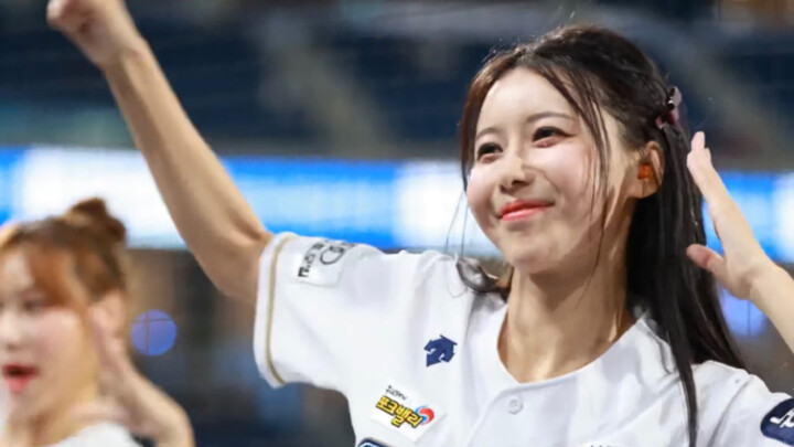 【4k】Tarian panas jarak dekat di lapangan bola, maju cepat