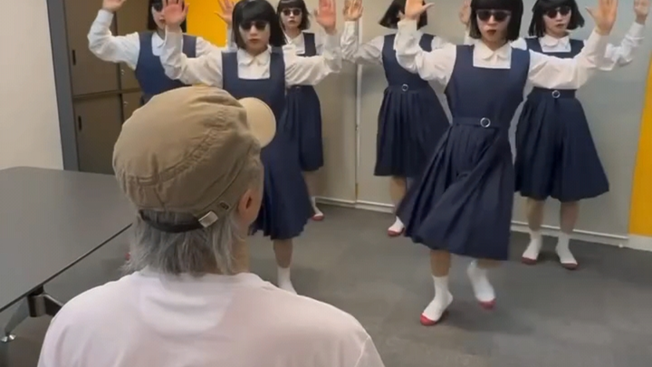 周星驰在办公室接待日本人气舞团Avantgardey，好欢乐[春游家族]